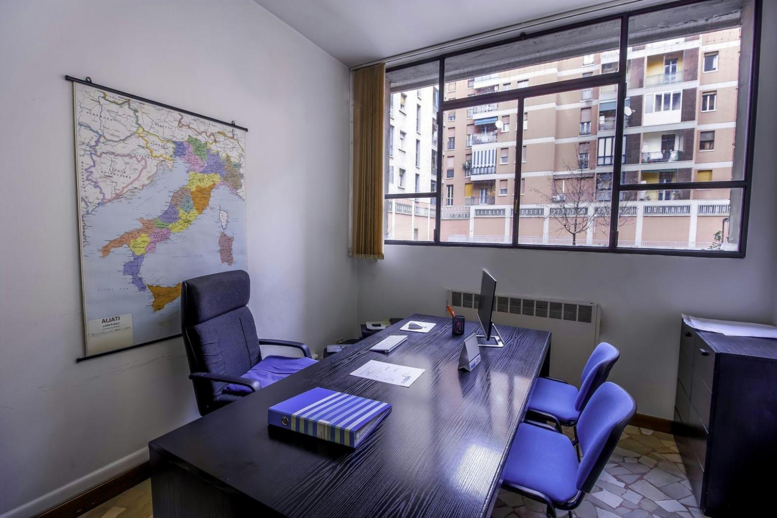 Professionelle Finanzberatung und Prognoseerstellung in modernem Büroumfeld