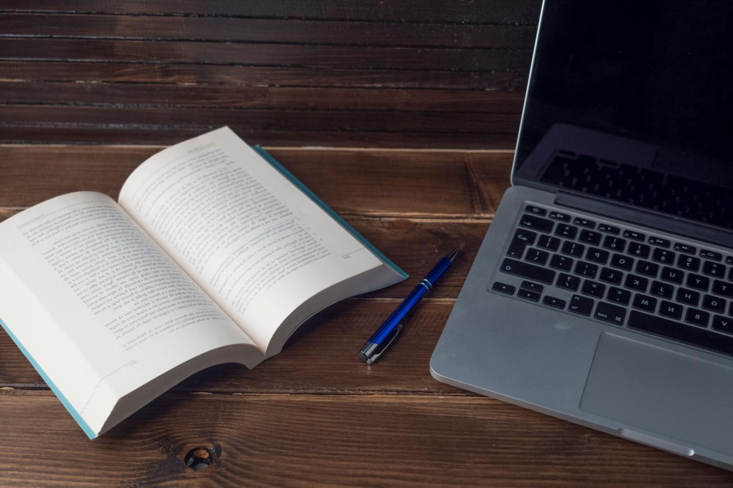 Team bei der Analyse von Finanzprognosen und Datenmodellen