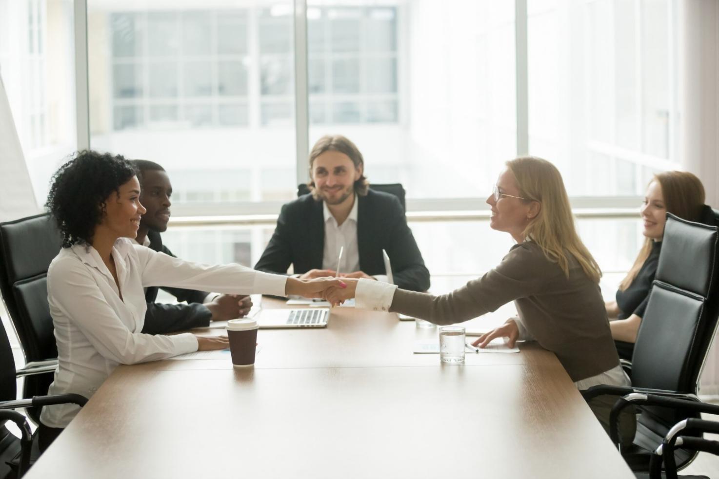 Finanzprognose Arbeitsplatz mit modernen Analysewerkzeugen